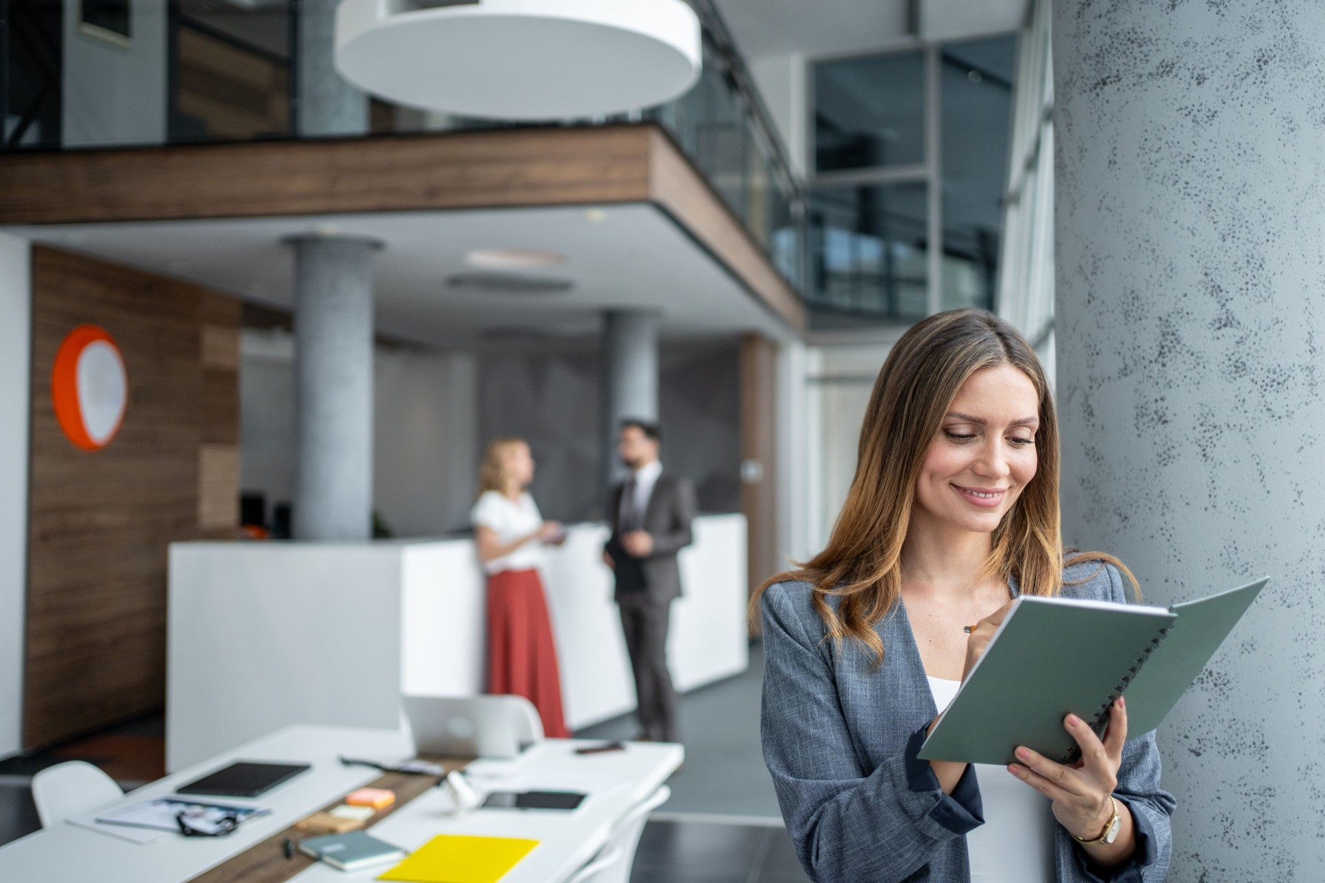 Empresária, tomando, notas, em, moderno, escritório, lobby, com, colegas, conversando