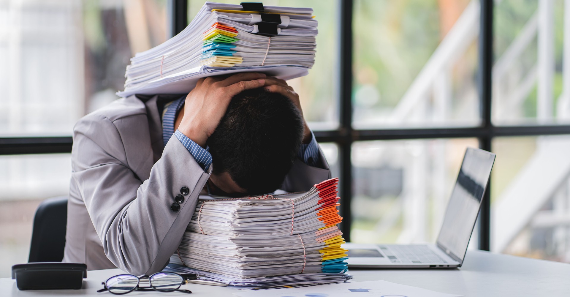 empresário de documentos comerciais verifica revisão de documentos legais Elaborar documentos ou relatórios de análise, itens fiscais, documentos contábeis, contratos de dados, contratos de parceiros de escritório.