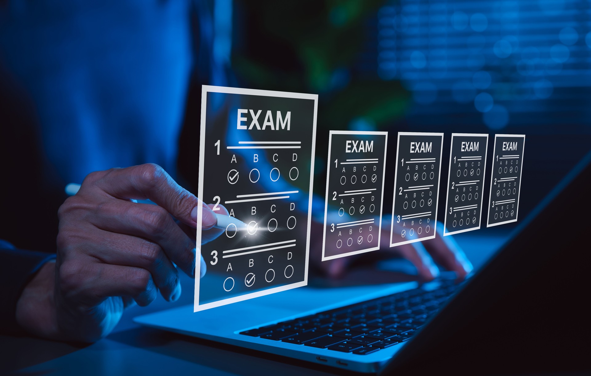 Exame Online e Conceito de Avaliação Digital. Homem usando laptop com folhas de exame virtuais e respostas de múltipla escolha, simbolizando testes online, questionário, pesquisa, educação, questionário, avaliação remota